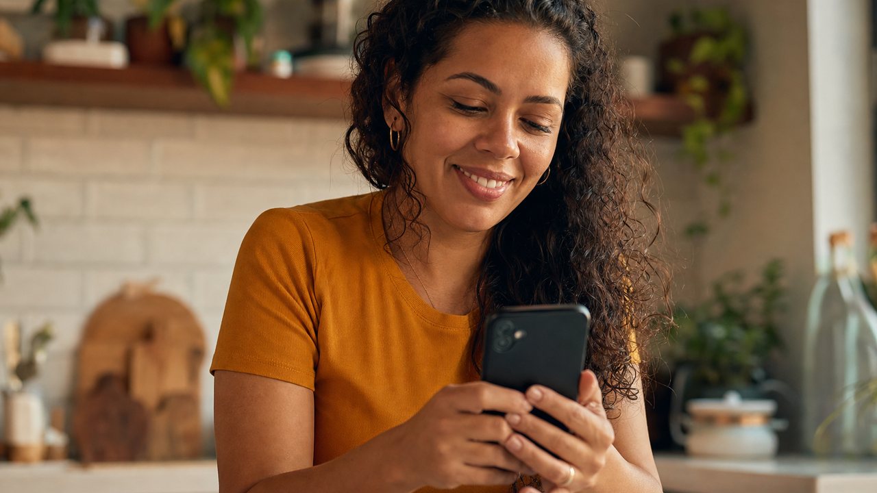 Trabalhador comparando propostas do Crédito do Trabalhador no celular para escolher a melhor oferta