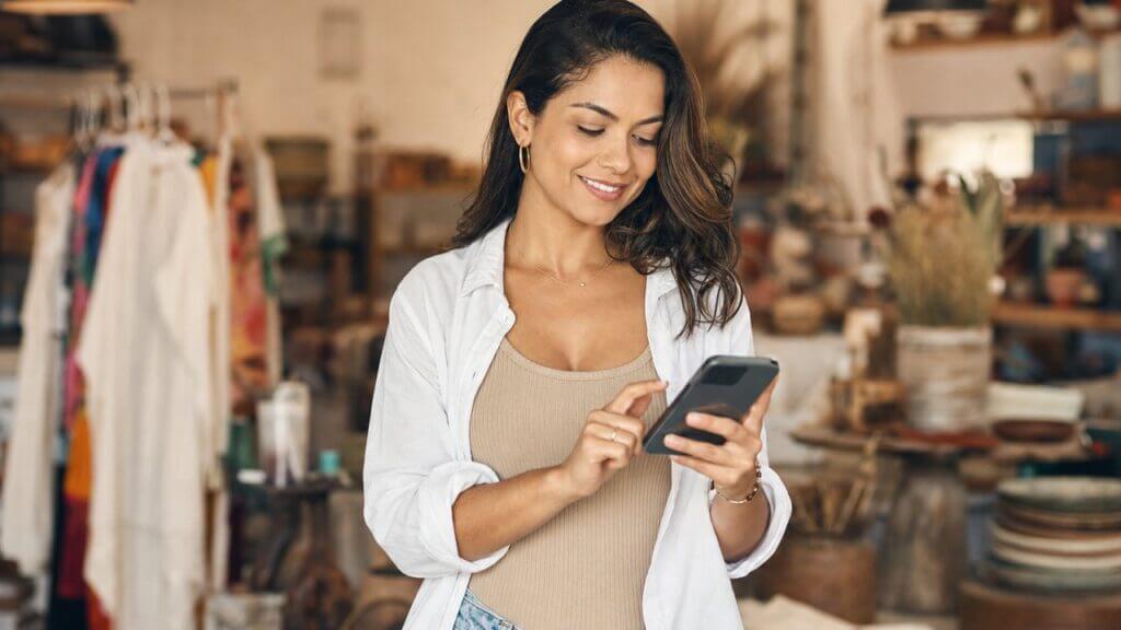 Empregado de MEI com carteira assinada simulando o Crédito do Trabalhador no celular