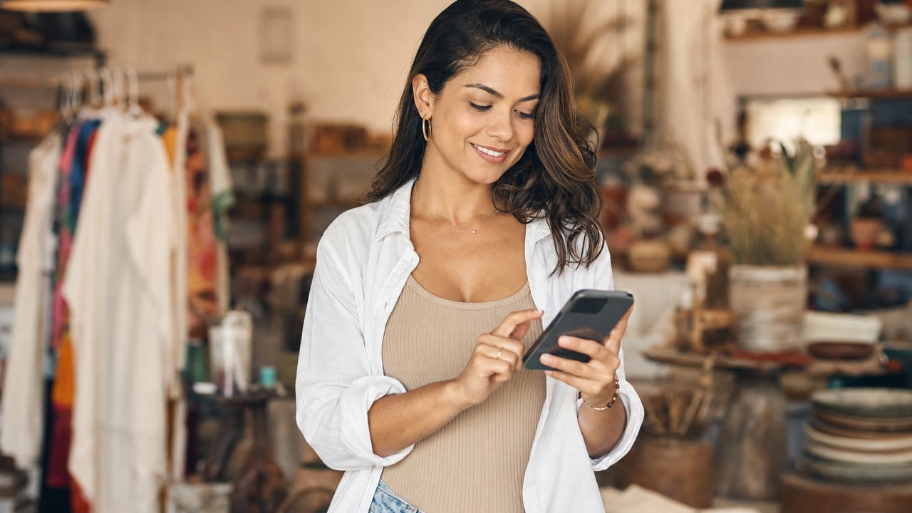 Empregado de MEI com carteira assinada simulando o Crédito do Trabalhador no celular