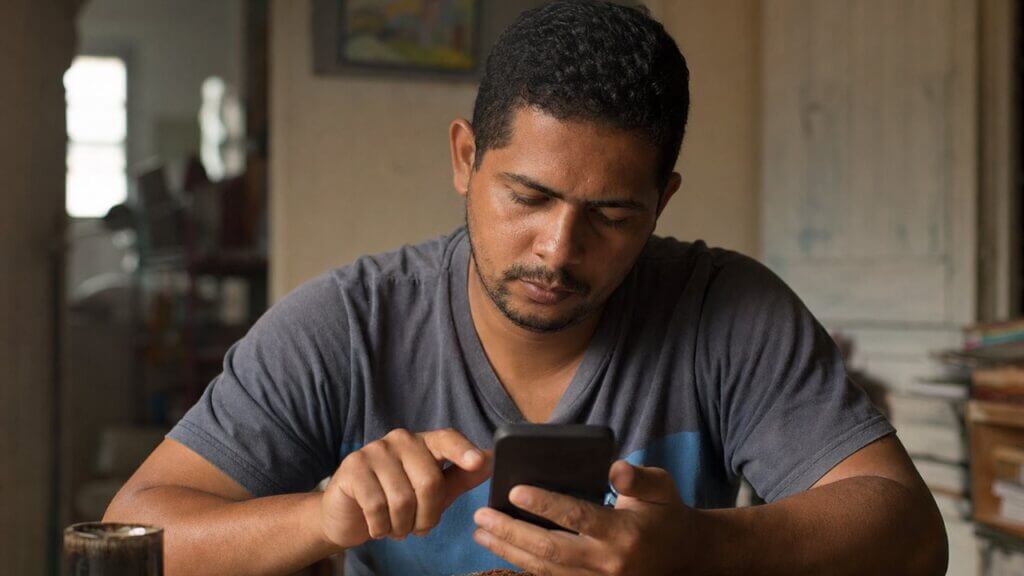 Trabalhador consultando crédito do trabalhador no Emprega Brasil pelo gov.br