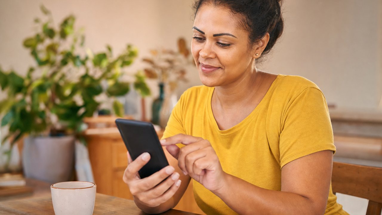 Trabalhadora CLT simulando o Crédito do Trabalhador Santander pelo celular