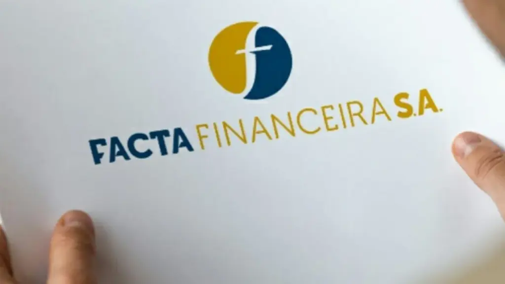 Mãos segurando uma folha com o logo da Facta Financeira.