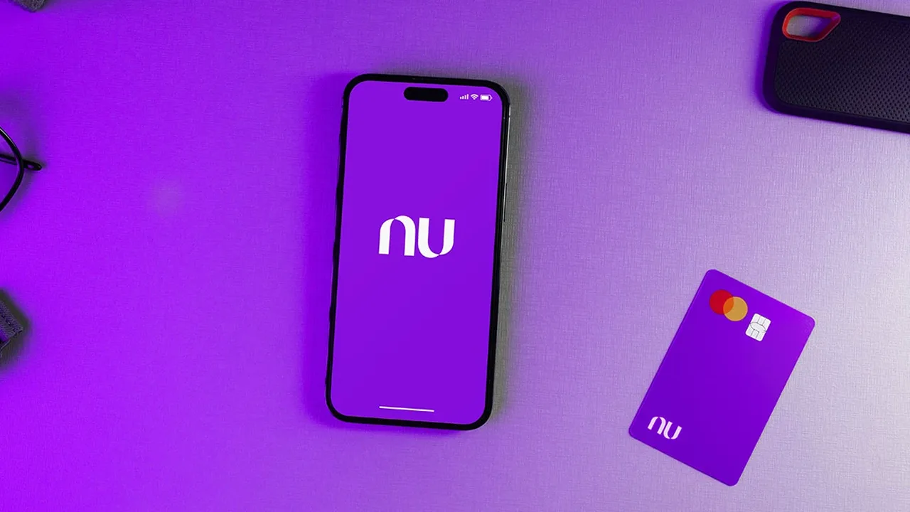 Celular e cartão roxos do Nubank sobre fundo roxo.