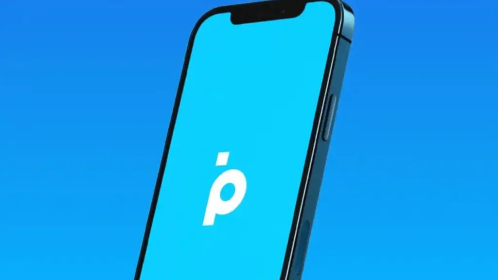 Celular com o logo do Banco PAN em tela azul.