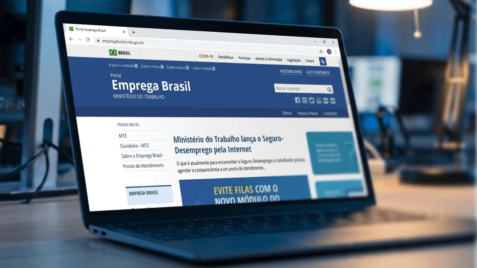 Notebook com o Portal Emprega Brasil aberto para o empregador baixar o arquivo do consignado