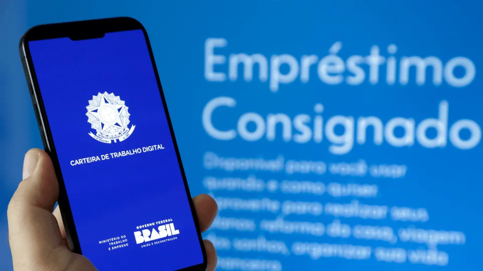 Celular com a Carteira de Trabalho Digital aberta para comparar bancos na portabilidade