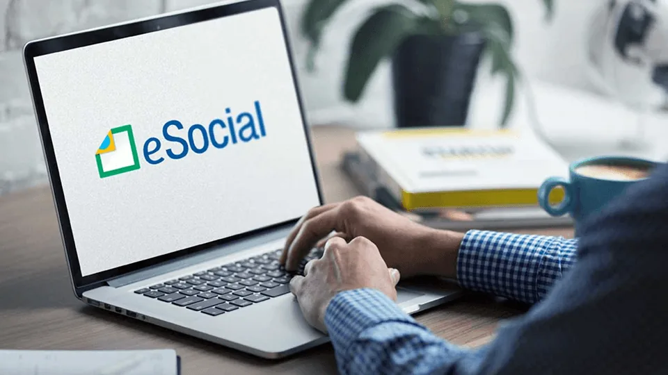 Notebook com o eSocial aberto para lançar a rubrica 9253 do consignado CLT